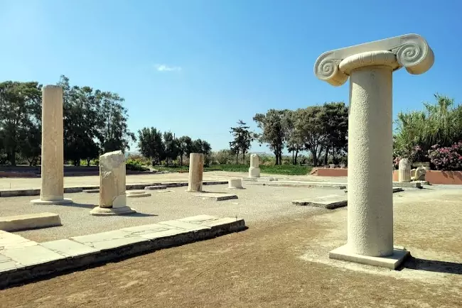 Resti archeologici del tempio di Dioniso a Naxos.