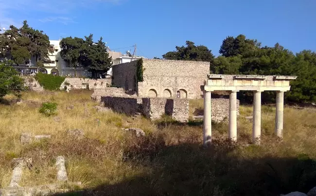 Rovine visibili nell'area del Tempio di Dioniso.