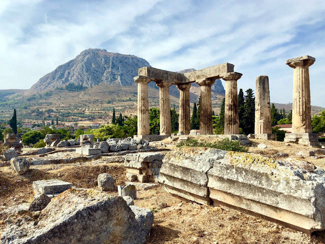 Il sito archeologico dell'Antica Corinto con il Tempio di Apollo.