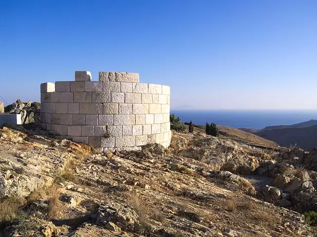La Torre Bianca sulla collina che domina Koutalas, isola greca di Serifos.