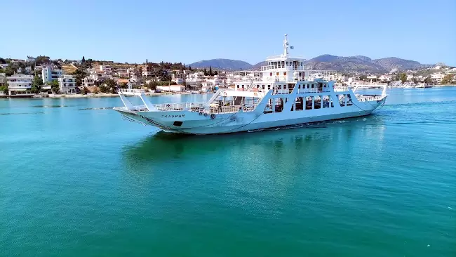 Uno dei tanti traghetti che fanno la spola tra Atene, Salamina e le altre isole.