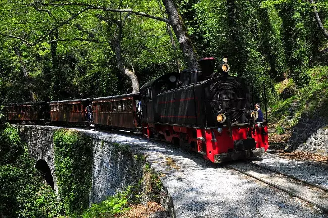 Il treno che sale sul Monte Pelio da Volos.