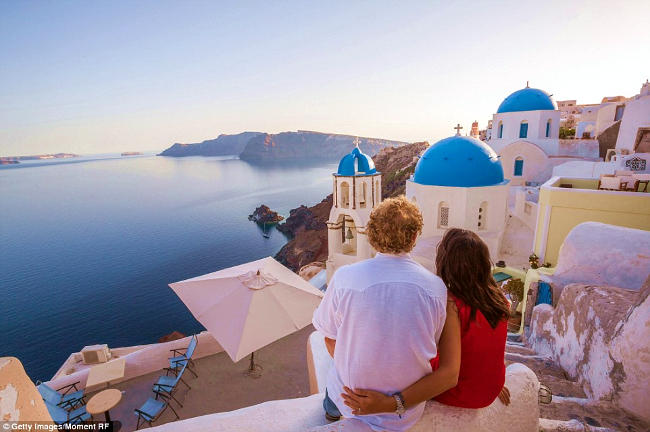 vacanza romantica a santorini in grecia.