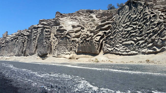 Le grandi pareti di pomice che riparano la spiaggia libera di Vlichada.