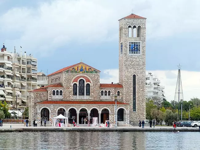 La chiesa di Agios Konstantinos affacciata sul lungomare di Volos.