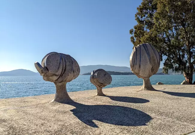 Le sculture moderne davanti al mare di Volos nel parco Anavros.