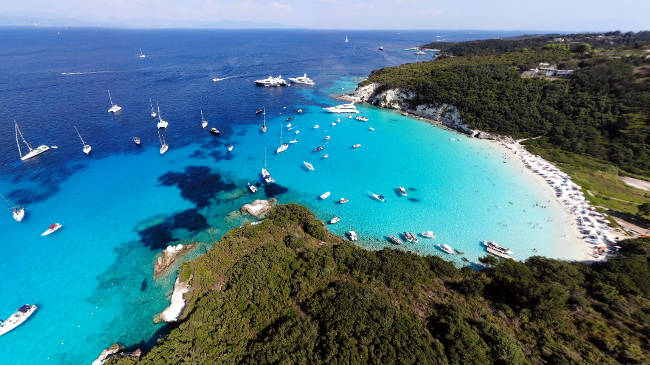 La spiaggia nella baia di Voutoumi ad Antipaxos.