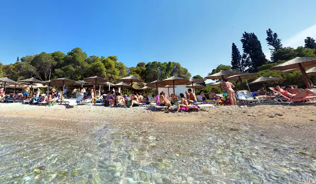 La spiaggia di Vrellos a Spetses, circondata dai pini.