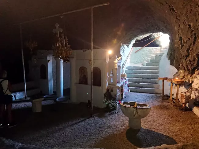 La chiesa di Agios Ioannis nella grotta sotterranea a Vroukounda (Karpathos).